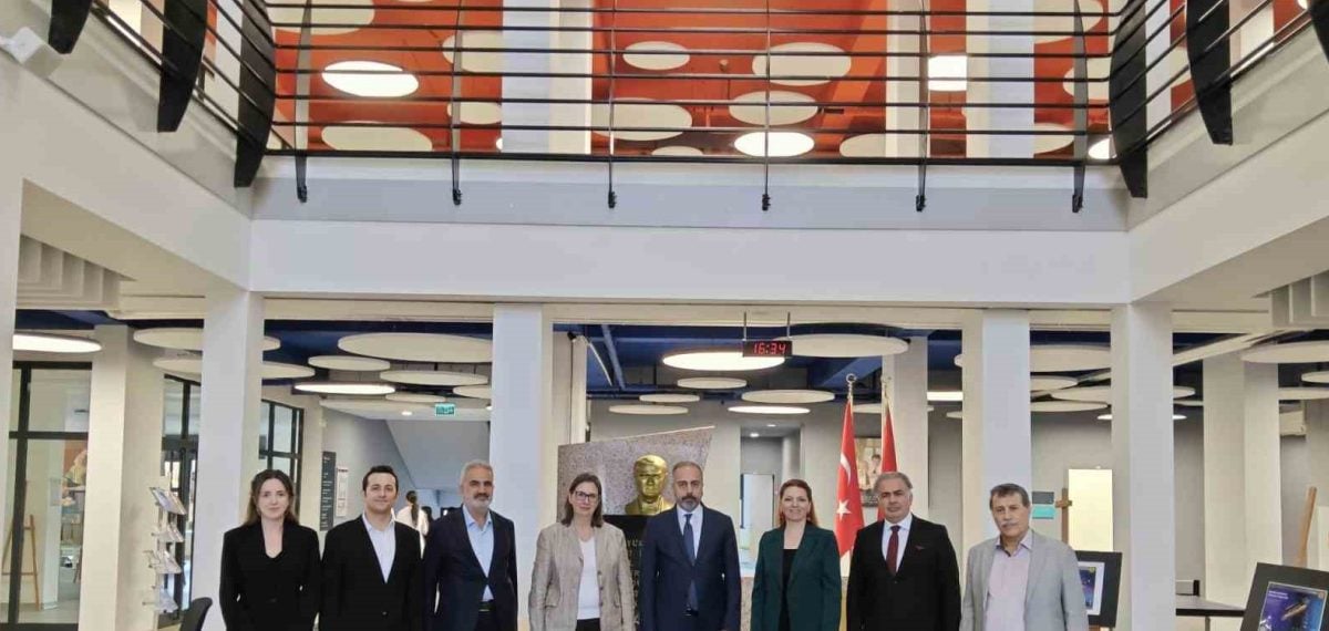 Van YYÜ Rektörü Özel Eren Fen ve Teknoloji Lisesini Ziyaret Etti