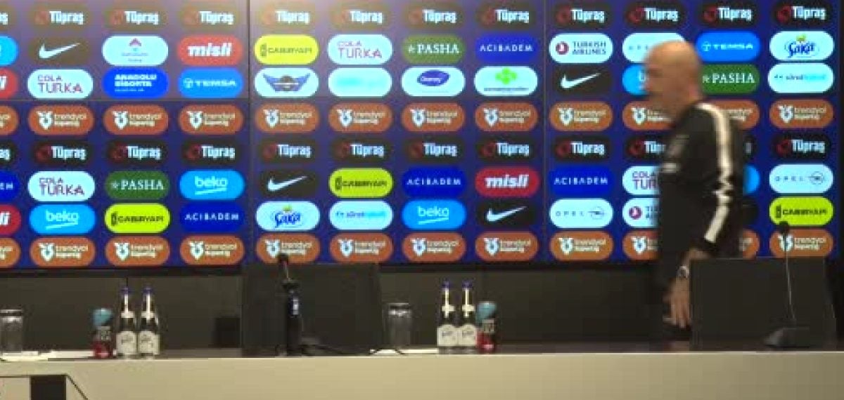 Vincenzo Italiano hakem kararlarını eleştirdi ve yumruk pozisyonlarına tepki gösterdi