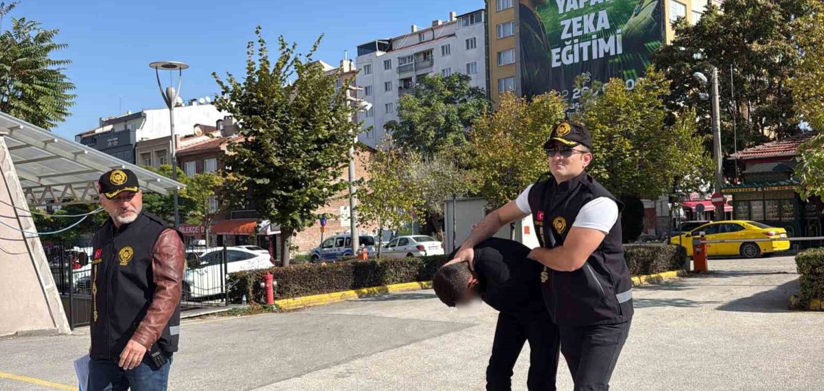 Yoldan geçen öğrenciyi tespih satarak 100 TL aldığı iddiasıyla yakalanan şüpheli adliyeye sevk edildi