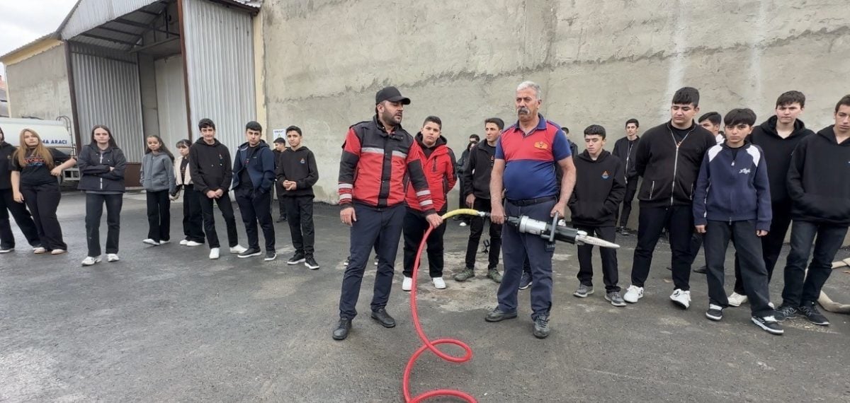 Yüksekova İtfaiyesi öğrencilere tatbikat eğitimi vererek İtfaiye Haftası’nı tamamladı