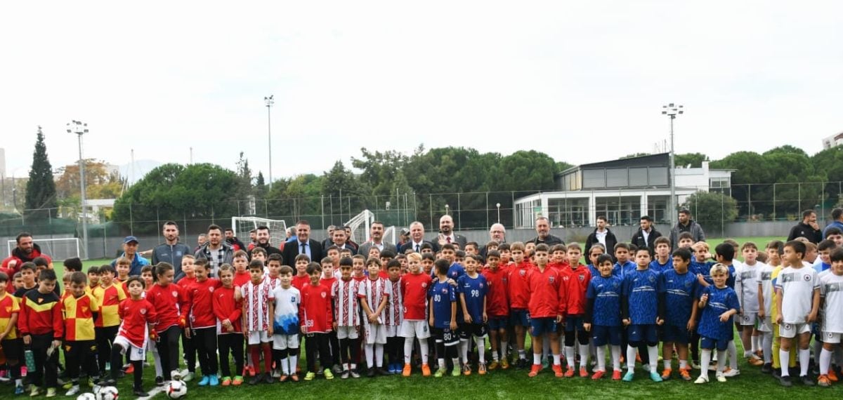 Yunusemre’de 16 takımın katıldığı 29 Ekim U10 futbol turnuvası şampiyonu Manisaspor oldu