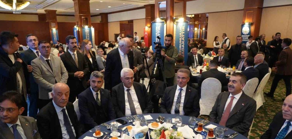Yusuf Tekin 1. Erzurum Kalkınma Zirvesi’nde ortak akıl çağrısı yaptı