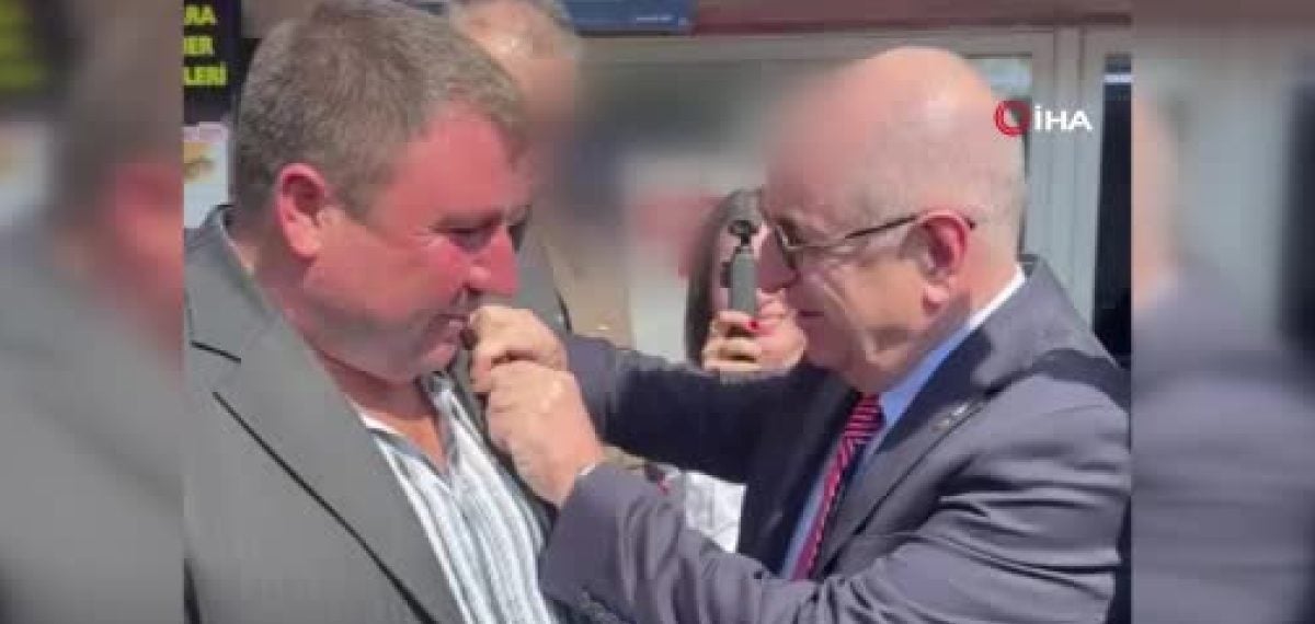 Zafer Partisi’ne katılan Bekir Varol’a Ümit Özdağ rozet taktı ve Ankara daveti yaptı