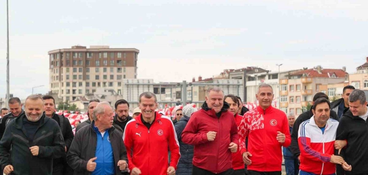 Zeytinburnu Cumhuriyet Koşusu’nda binlerce sporcu 10 kilometrede yarıştı