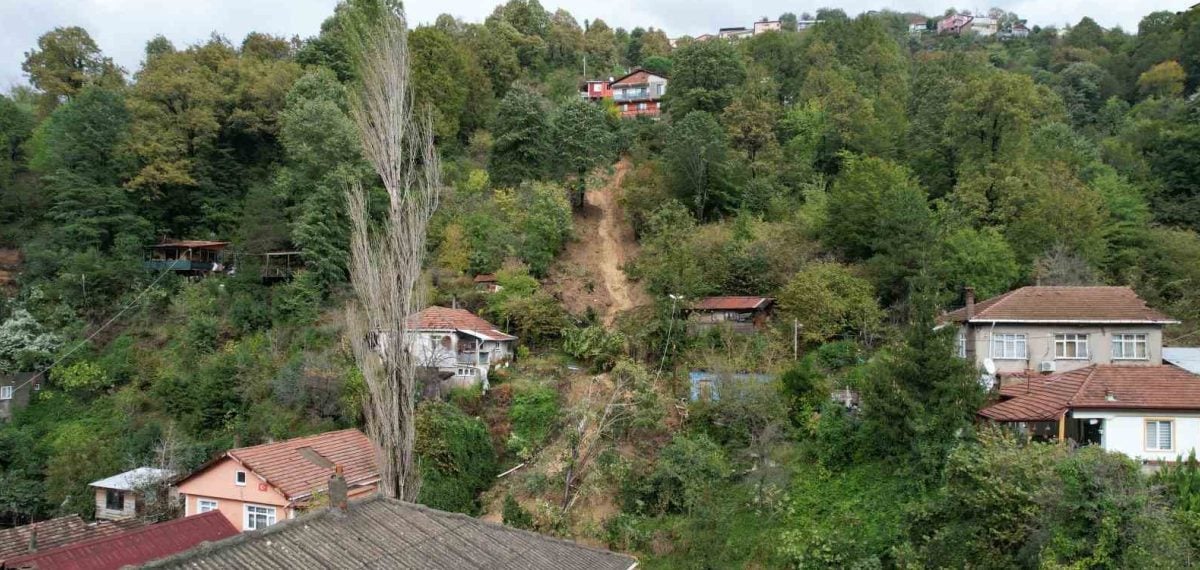 Zonguldak’ta heyelan evin yolunu kapattı ve elektrik kesildi